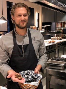 Joris Bijdendijk in RIJKS® restaurant, de eerste lokaal geproduceerde truffels van Nederland.